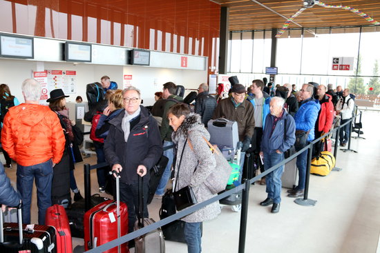 Swedish tourists queuing at Lleida-Alguaire airport (by ACN)
